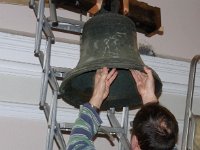 Die Glocke muss durch die Luke   Foto: Max Bühler&nbsp;&nbsp;&nbsp;&nbsp;&nbsp;